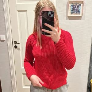 Röd stickad tröja - Säljer min röda stickade tröja i märket Holly & Whyte by Lindex. Tröjan är i storlek 158/164, juniortröja, men den är stor i storleken och känns som XS/S. Tröjan är i bra skick och endast använd ett fåtal gånger.