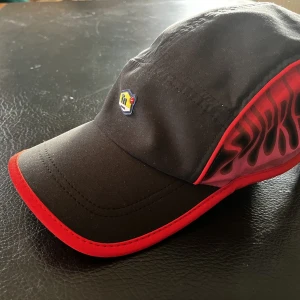 Supreme x Nike TN - En sällsynt Supreme x Nike TN keps i otroligt skick.  Knappast använd.  Släpptes under Höst/Vinter kollektionen 2020.  Priset är diskuterbart:)