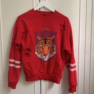 Hoodie  - Jättesnygg och cool hoodie säljer för att jag inte använt den 