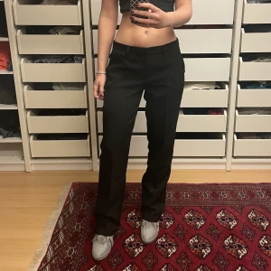 Lågmidjade kostymbyxor - Super snygga och sköna lågmidjade kostymbyxor från Nelly!! Inga defekter. Passar jättebra till dig som är runt 175 cm eller längre!! Om många blir intresserade startar jag en budgivning💞💞