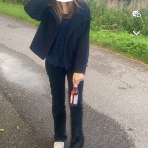 Jätte fin marinblå Ginatricot kappa - Knappt täcken på användning, säljs pågrund av att den börjar bli förliten💖köparen står för frakten. Köptes för 600 men säljs för 450.