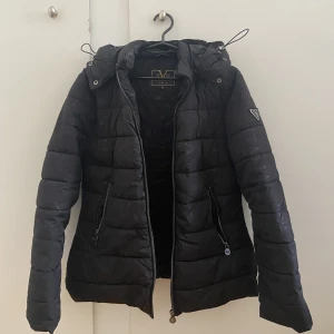 Dunjacka - Dunjacka från 19V69. Köpt i slutet av förra vintern. Endast använd ett fåtal gånger. Säljer nu eftersom den har blivit för liten🤎