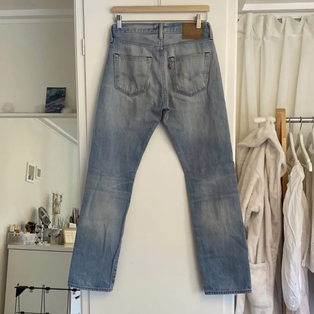 Drömmiga vintage Levis jeans i den perfekta blå färgen Säljer på grund av att de är snäppet för små för mig. De är perfekta i längd för mig som är 172 och är i en straight mid-rise modell.  Storlek: W29 L32 (små i storleken). Jeans & Byxor.