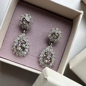 Lily and rose örhängen - Lily and rose Sofia örhängen i färg ljusrosa🎀 Vackra örhängen perfekta för festligare tillfällen! Nypris 549kr, mitt pris 250kr