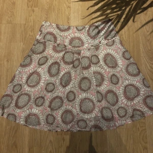 Kjol - Söt rosa lågmidjad kjol! Jag är 163 och på mig är den halv lång. 