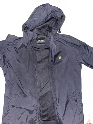 Lyle&Scott vindjacka  - Lyle&Scott vindjacka använd ett par gånger. Storlek S, fortfarande bra skick och inga fel. Söker snabba affärer💫