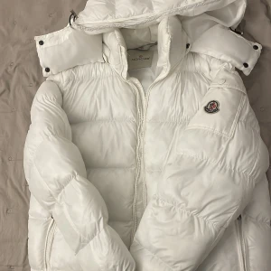 Moncler vitt size 2  - Helt ny moncler säljer den pga den är för stor. 