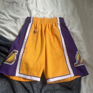 Lakers träningsshorts - Ett par snygga träningsshorts aldrig andvända skicka 10/10 säljer pågrund av att dom är för små. Nypris 1099kr
