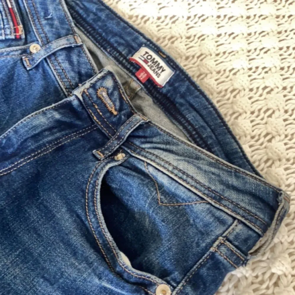 Säljer mina Tommy Jeans i strl 25/32. Använts 2 ggr. Det står att dem är mid rise men på mig blev dem väldigt låga. Ny pris 1300. . Jeans & Byxor.