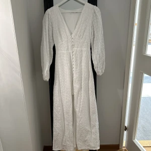 Studentklänning  - Jättefin klänning som jag endast använt vid två tillfällen. Adore-liknande men är från VeroModa. Köpte den för 799kr. Inga fläckar eller tecken på användning förutom en liten knapp som saknas💕