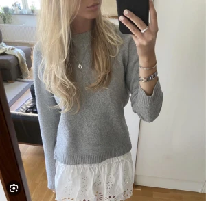 Grå stickad tröja - En sån fin stickad tröja från vero Moda. Så fin till hösten. Köparen står för frakten❤️‍🩹