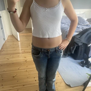 Linne - Croppad linne med små detaljer från brandy Melville, bara använd några få gånger, väldigt bra skick.