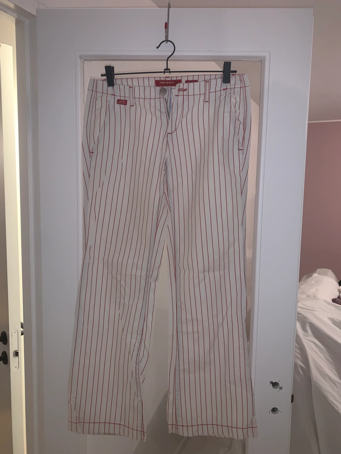 Lågmidjade randiga kostymbyxor. Från Miss Sixty  - 1