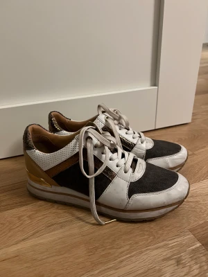 Sneakers från Michael kors - Sneakers från Michael kors i storlek 38