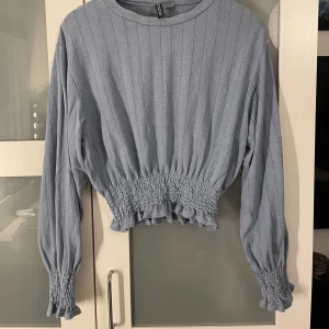 Topp/Blus - Blå topp/ blus från H&M i mycket fint skick! Ger en sån fin siluett! 