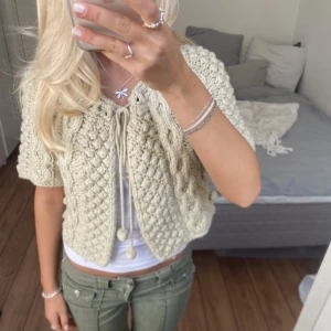 Stickad kortärmad kofta/bolero - Säljer denna beiga kortärmade kofta/bolero. Har du någon fråga är det bara att höra av dig🫶🏻
