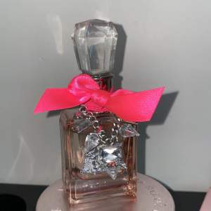 juicy couture perfume la la 3-4 sprutor använda, skick 9/10. Luktar jättegott. 