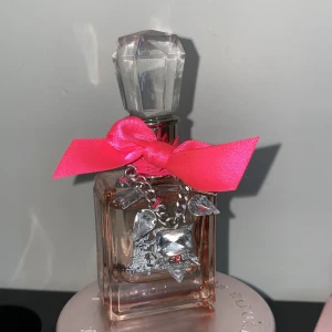 juicy couture perfume la la 30ml - juicy couture perfume la la 3-4 sprutor använda, skick 9/10. Luktar jättegott. 