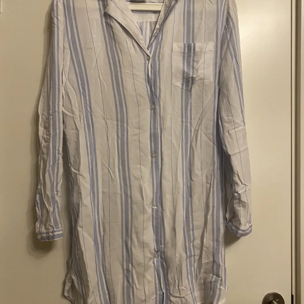 Oanvänd skjorta utan lapp. 👉Storlek:S 👉Pris:200:- 👉Från:H&M 🌱Rökfritt finns kanariefågel hemma. Skjortor.