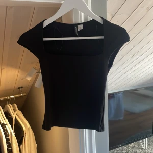 Tröja  - En tröja med 90 gradig urringning ❤️