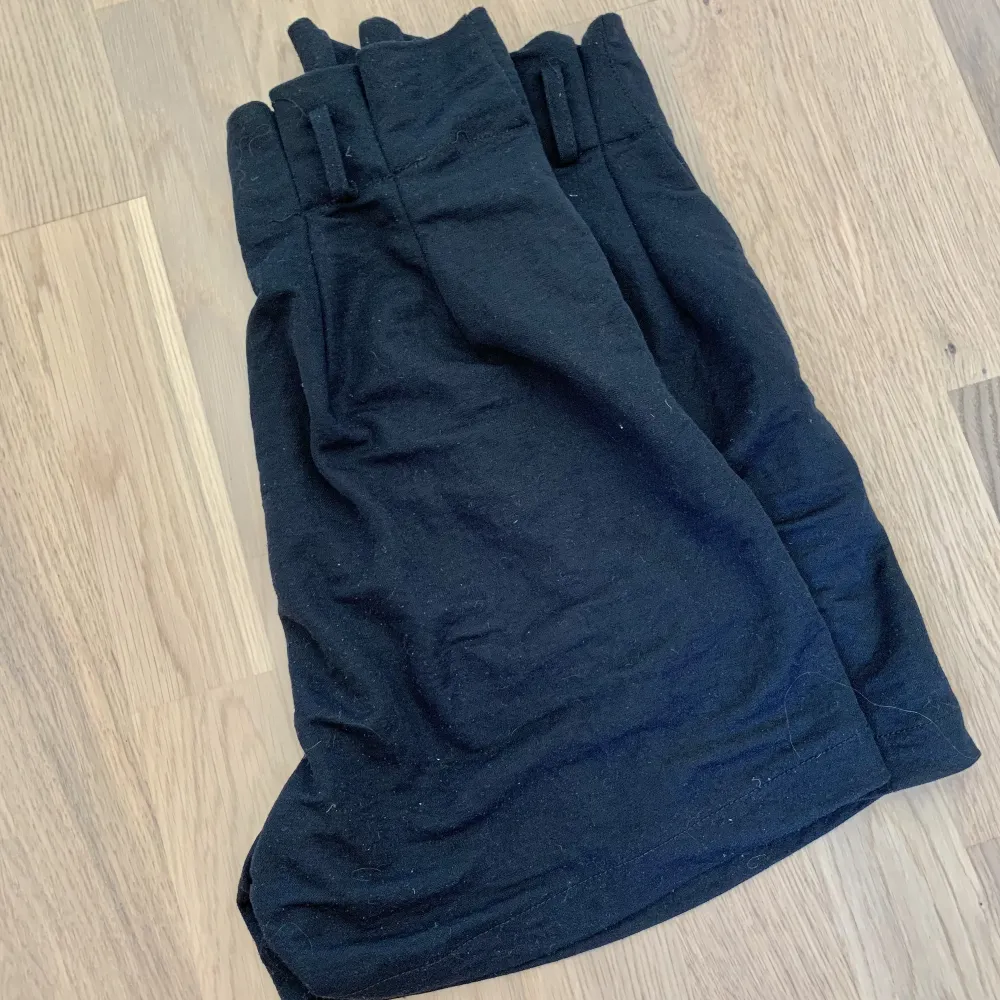 Högmidjade pösiga svarta shorts (Tips! Köp med bundle för att spara på den frakten🔥! In och fynda fler plagg i flödet👑😉). Shorts.