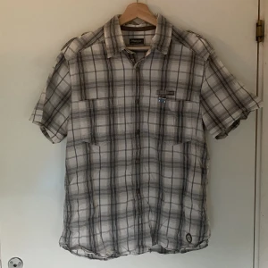 wrangler skjorta - passar ganska lång