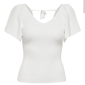 Topp från only💘 - Säljer denna topp från only i strl Xs, säljer den för den inte kommer till användning❤️ använt några gånger men är i bra skick, kom privat för frågor, bilder osv💘orginal pris 279kr