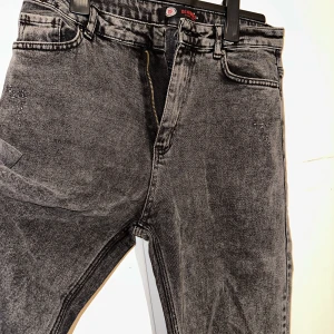 Gråa jeans - Gråa jeans 