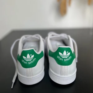 Stan Smith - Adidas originals, nyskick strl 38 💚 - Stan Smith i nyskick 💚 strl 38. Kommer dessvärre ej till användning 💫 Kan mötas upp eller skickas, köparen står för frakten 💌