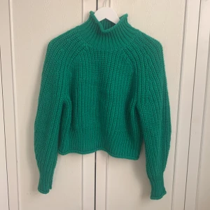 Stickad tröja - Grön stickad tröja den är mycket grönare än på bilden 