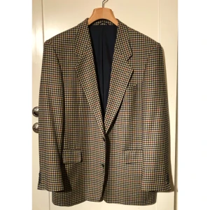 tweed kavaj! 👨‍🏫 - Sparsamt använd tweedkavaj i grönt rutigt mönster. Stor storlek, står ej size men mått mellan axel till axel är 55 cm och längden på kavajen är 83 cm.  Cashmere & wool!