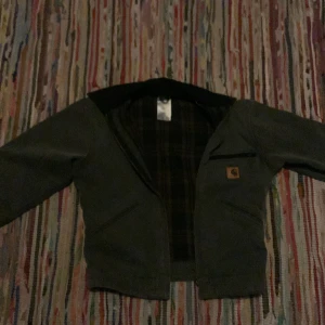 Carharrt jacka - Storlek S knappt använd om due intresserad dm finns köp it direkt 