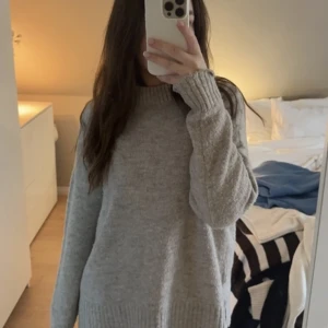 Beige stickad tröja - Beige stickad tröja i väldigt bra skick. Jättefin till hösten🍁❤️‍🔥 Normal i storlek.