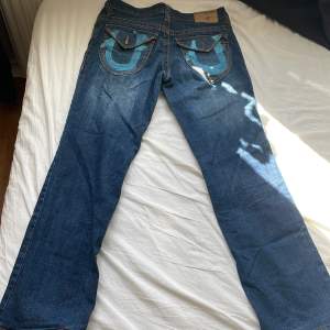 Ett par skit snygga true religion jeans som endast har använts en gång! Tyvärr saknar dem en knapp på bakfickan där av priset! Nypris ligger runt 1000 eller mer säljer för 400kr+frakt (kan även mötas upp i stockholm)❤️de är i storlek 31