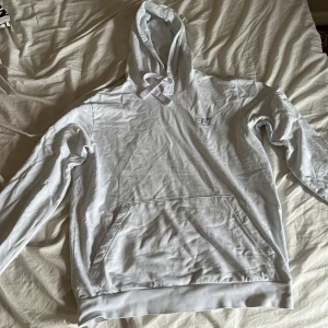 EA7  hoodie  - Använd typ 3 gånger. Inga skador eller fläckar. 