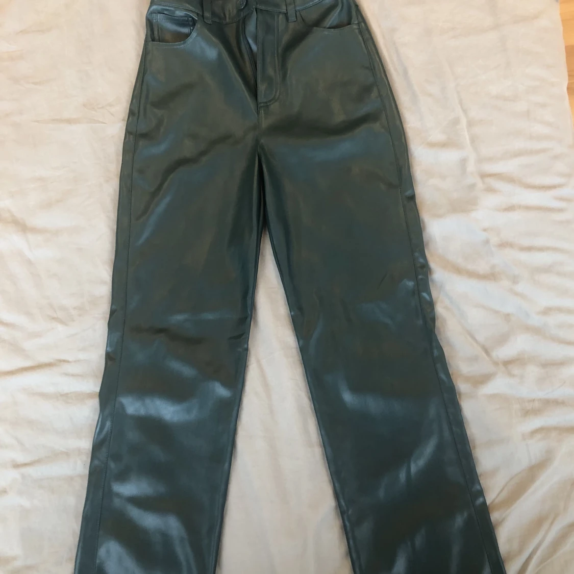 Mörkgröna skinnbyxor  - 1