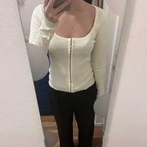 NA-KD x Ida Carlsson - Super fin tröja från NA-KD x Ida Carlsson! Liten gul fläck (kolla andra bilden) borde nog gå att få bort med något fläckborttagningsmedel men därav priset. Annars som ny!!🌸