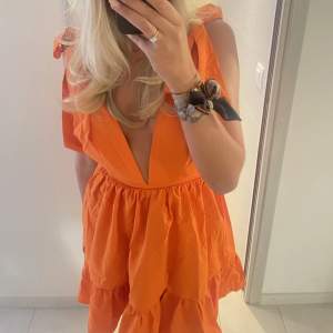 Jätte härlig orange klänning som är använd fåtal gånger så är som nyskick. Jag är 175cm på bilderna 🧡