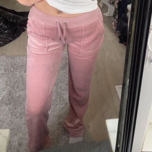 Rosa Juciy byxor - Dom är använda några gånger, jag är 165 och dom är lite lång på mig. Därav lite defekter längst ner i bak Pris kan diskuteras!!🩷(kan gå ner till 500 snabb affär!)