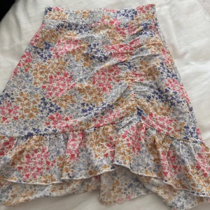 Kjol - Kjol med blommigt mönster, aldrig använd 