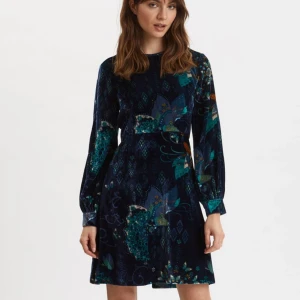 Odd Molly Cherry Bomb - Hej fina! Jag köpte den här charmiga klänningen inför ett bröllop som sedan blev inställt pga pandemin. Jag känner att den får gå vidare till någon annan nu då jag aldrig lär använda den. Prislapp och etikett sitter kvar och den är i totalt nyskick.