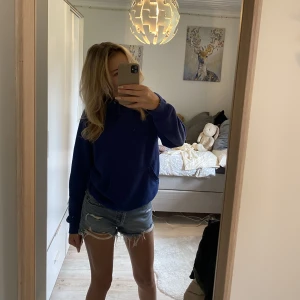 Hoodie - Jättefin blå Hoodie från bikbok. Storlek M men känns mer som en S