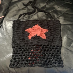 Virkad mesh topp  - En svart virkad mesh topp med en stjärna. Den är rätt liten men kanske runt xxs/xs i storleken.