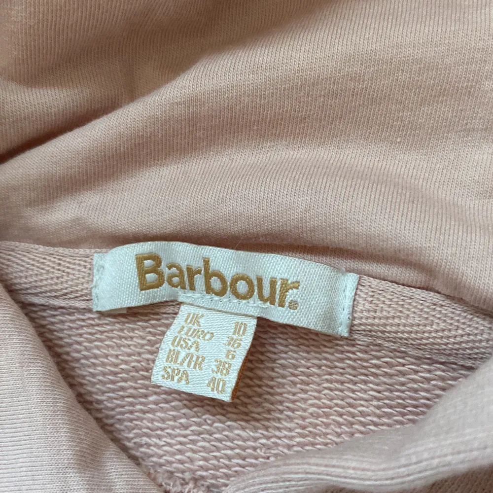 Helt oanvänd rosa barbour hoodie i lika fint skick som när den var köpt. Lite tunnare material, perfekt för en varmare höst/vinterdag! Tröjan finns även i samma modell fast i mörkblå istället för rosa!!🩷💙. Hoodies.