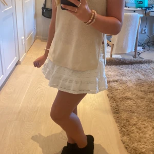 Kort vit kjol - Jätte fin kjol ifrån ZARA.💘 Säljer den för 190kr, original pris 280kr. Använt endast få gånger pågrund av att den har blivit för kort för mig.🌸Den e ifrån barnavdelningen men tycker att den är jätte fin ändå. Så värt o så fin älskarr.🙏😻😩💘