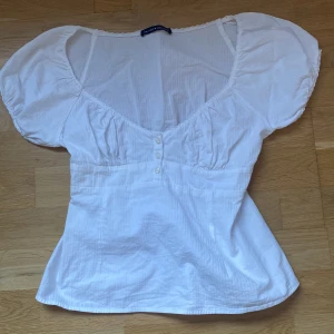 Brandy Melville blus - Vanlig vit blus från brandy Melville  använd ca 1-3 gånger. Fint skick och hyfsat nyköpt. (!Inte säker på brandy Melvilles storlekar!)