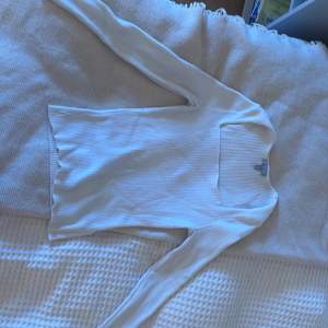 Jätte fin lite tajt vit stickad tröja från H&M!❤️  Köpte från selpy och var jättefin men lite för stor, skulle passa bättre på någon annan!❤️ Lite nopprig men inte så farligt, har haft i ett halv år!  