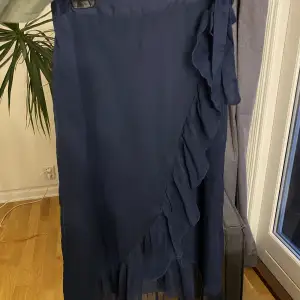 Marinblå långkjol med volang 💙 i fint skick, säljer då den inte kommer till användning längre 🫶