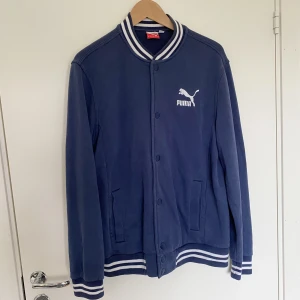 Tröja - Tröja/jacka från Puma. Köpt begagnad i mkt bra skick, aldrig använt själv.