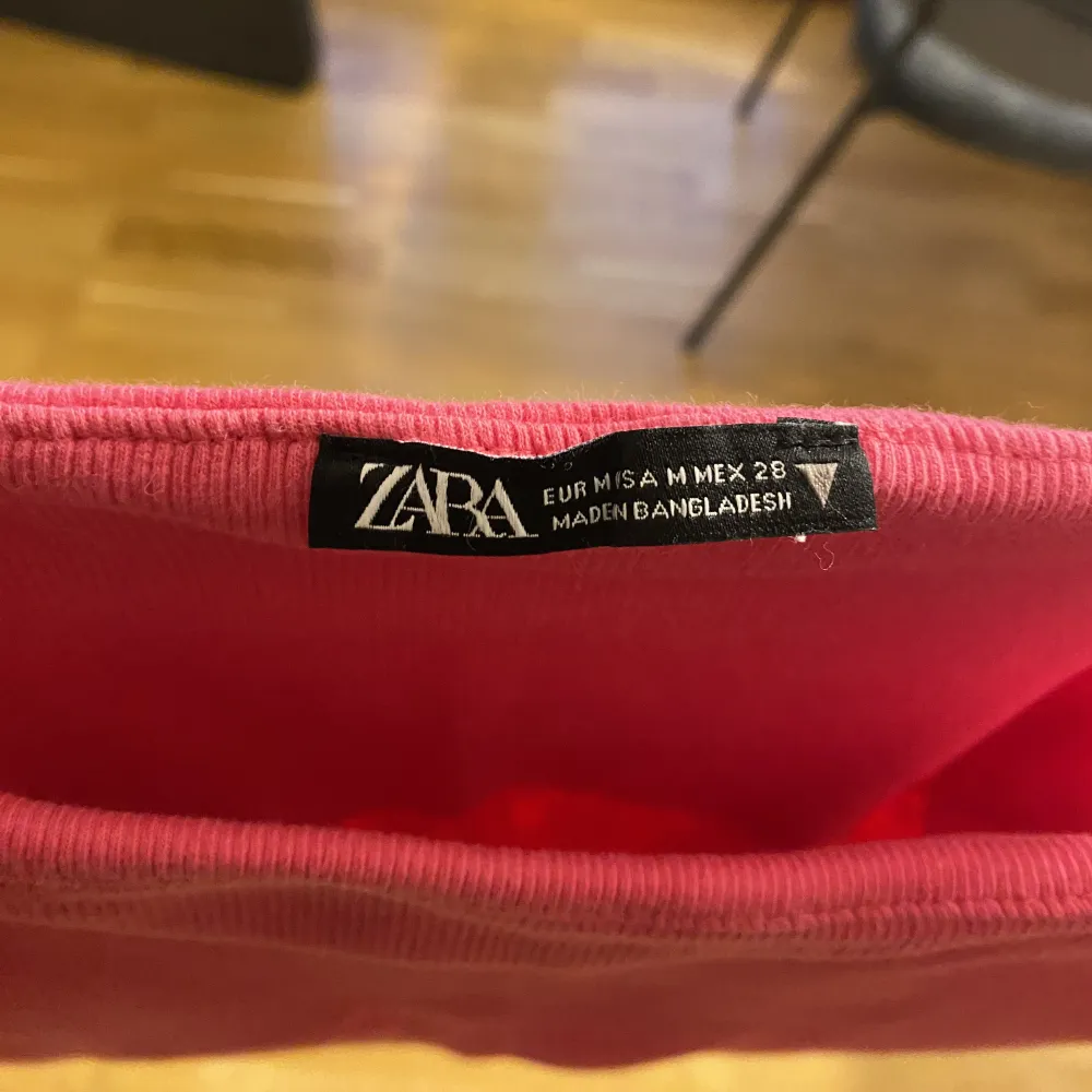 Rosa linne från Zara 🩷 har dubbelt tyg vid brösten och sitter väldigt snyggt 💕säljer då den är lite stor. Toppar.